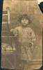 bambina in costume d'epoca